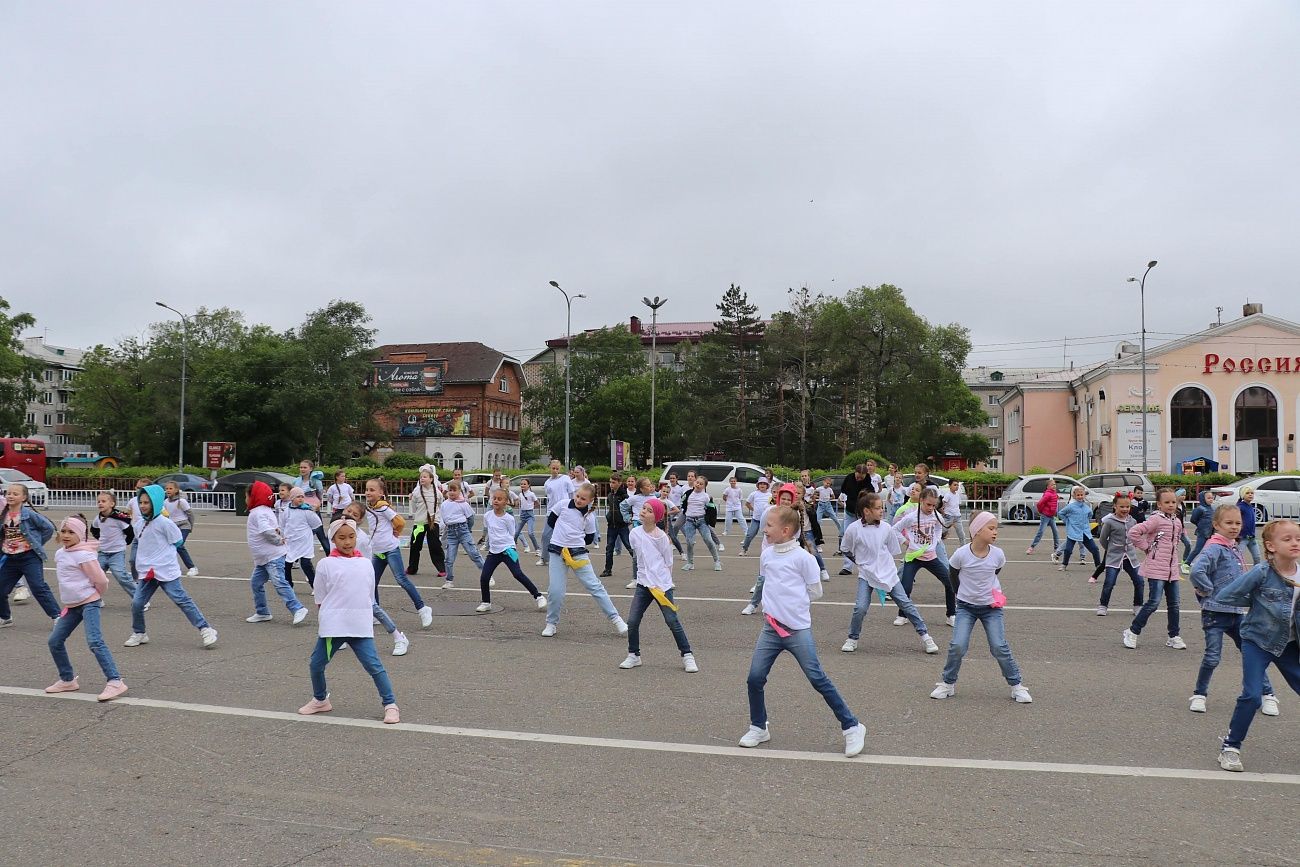 Парад «Бэби авто», концерт, выступления спортивных федераций и бесплатное  мороженое: ярко и весело Уссурийск отметил главный детский праздник |  01.06.2022 | Уссурийск - БезФормата